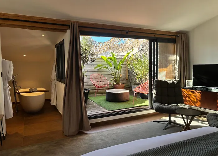 Casa Blanca Bed & Breakfast 4*